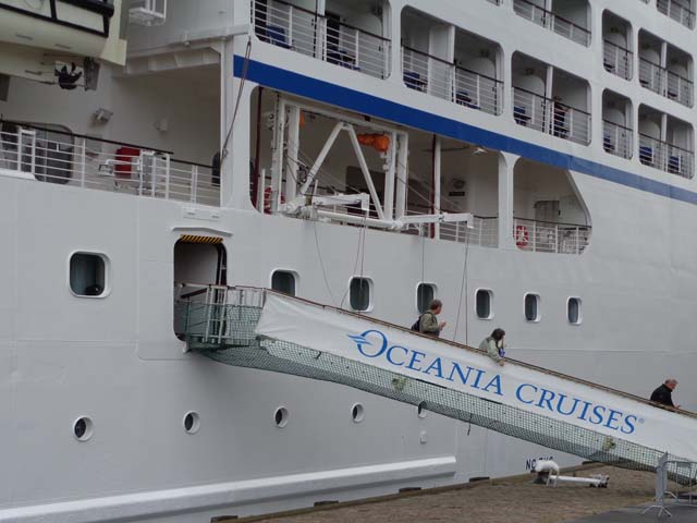 Cruiseschip ms Nautica van Oceania Cruises aan de Cruise Terminal Rotterdam